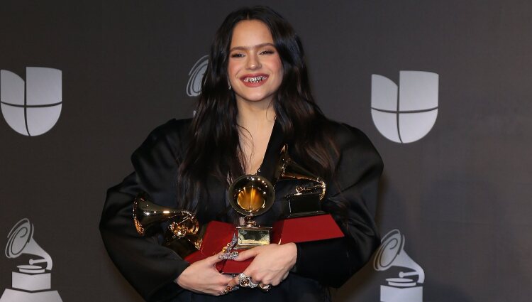 Rosalía posando con sus tres premios Grammy Latino 2019