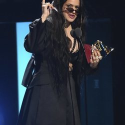 Rosalia recogiendo el premio a Mejor canción urbana en los Grammy Latino 2019