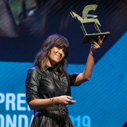 Vanesa Martín sosteniendo su Premio Ondas 2019