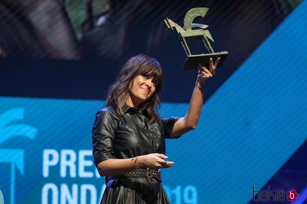 Vanesa Martín sosteniendo su Premio Ondas 2019