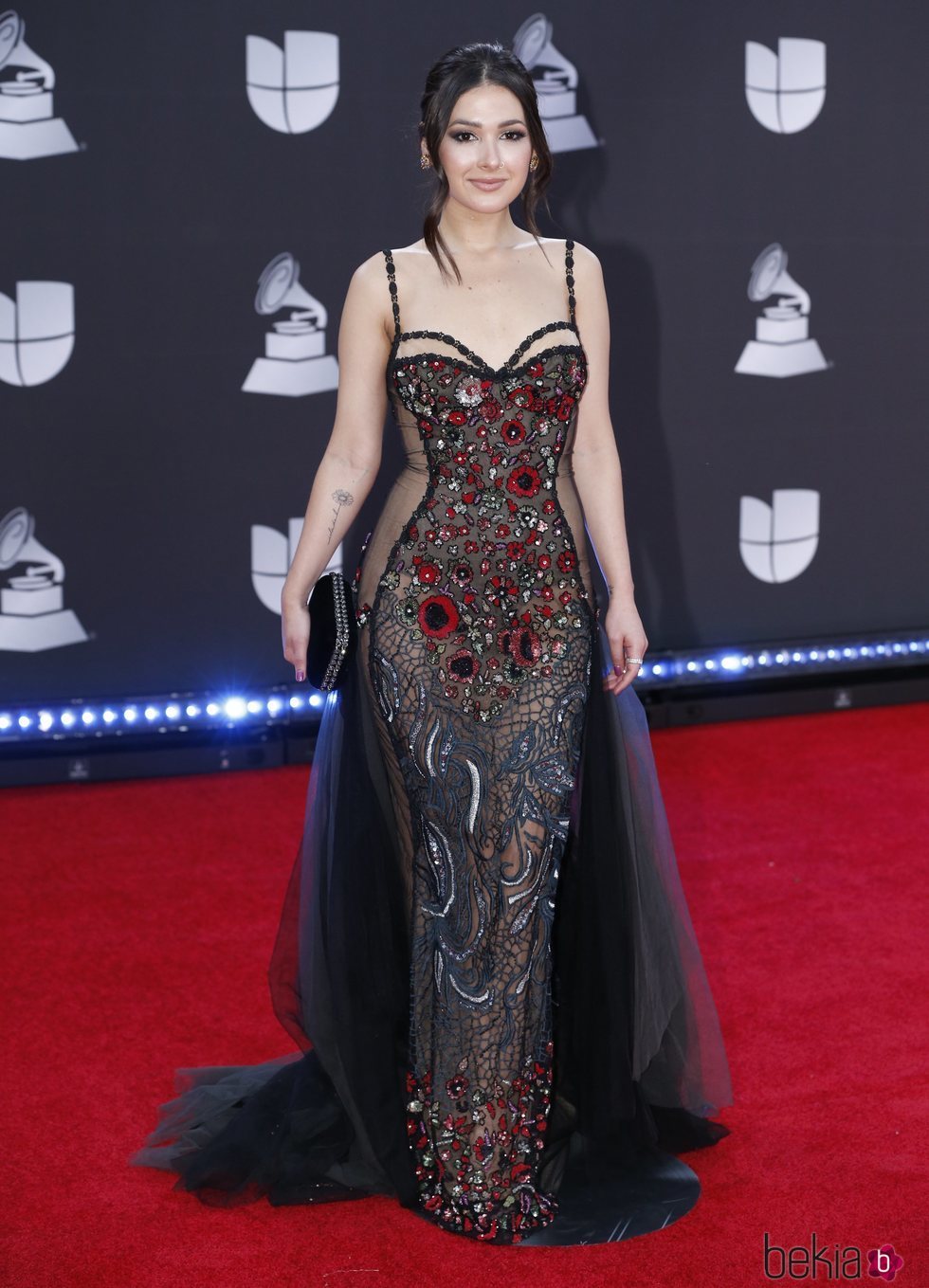 Nella en la alfombra roja de los premios Grammy Latino 2019