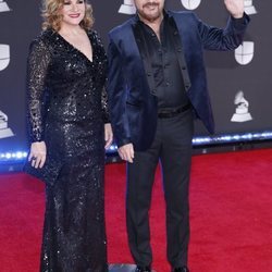 Joaquín y Lucía Galán (Pimpinela) en la alfombra roja de los premios Grammy Latino 2019