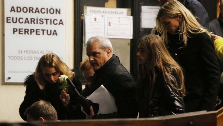 Ramón García en el funeral de su padre junto a su mujer, Patricia Cerezo, y las hijas de ambos