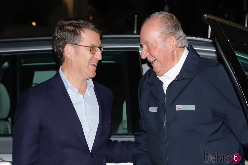 Alberto Núñez Feijóo y el Rey Juan Carlos I a su llegada a una cena en Sanxexo