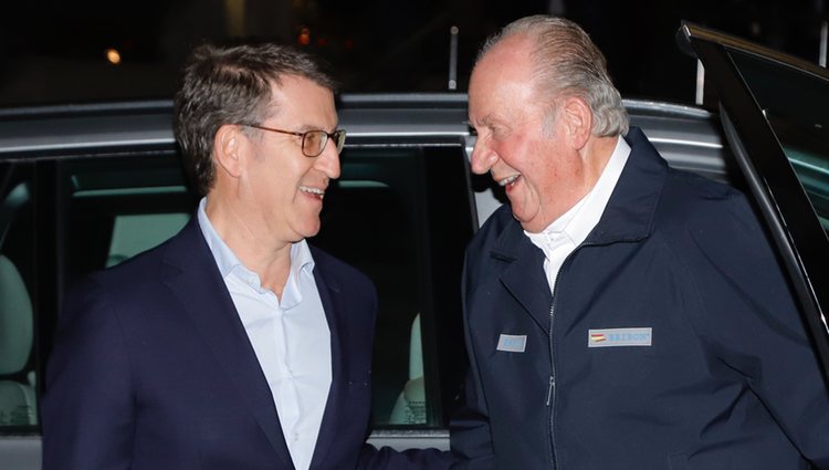 Alberto Núñez Feijóo y el Rey Juan Carlos I a su llegada a una cena en Sanxexo