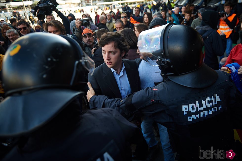 El Pequeño Nicolás escoltado por la Policía en la estación de Sants