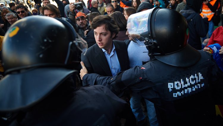 El Pequeño Nicolás escoltado por la Policía en la estación de Sants