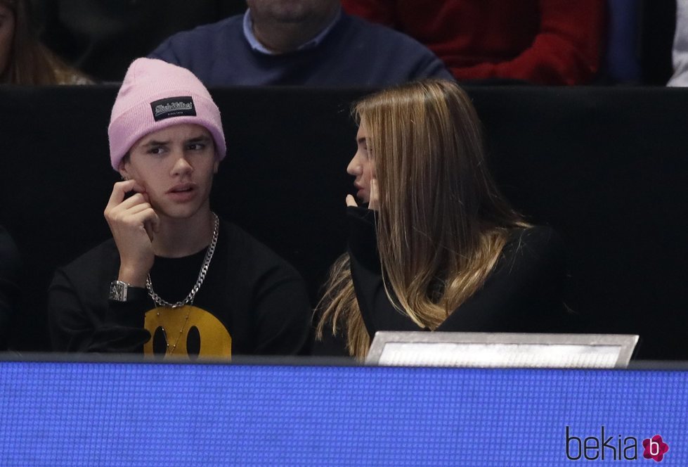 Romeo Beckham y Mia Moocher muy cómplices en la final del Masters de Londres 2019