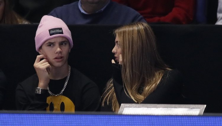 Romeo Beckham y Mia Moocher muy cómplices en la final del Masters de Londres 2019