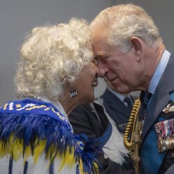 El Príncipe Carlos haciendo el saludo hongi