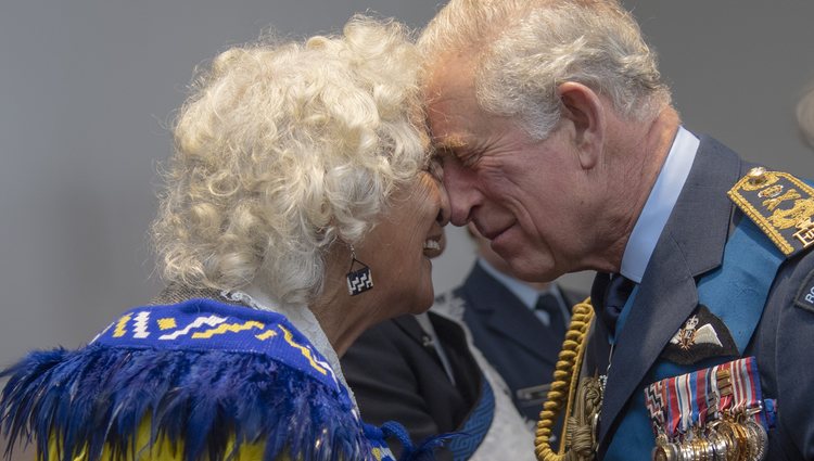 El Príncipe Carlos haciendo el saludo hongi