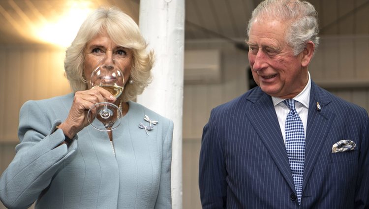 El Príncipe Carlos y Camilla de Cornualles provando los vinos en Auckland