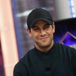 Mario Casas con gorra en 'El Hormiguero'