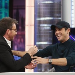 Mario Casas charlando con Pablo Motos en 'El Hormiguero'