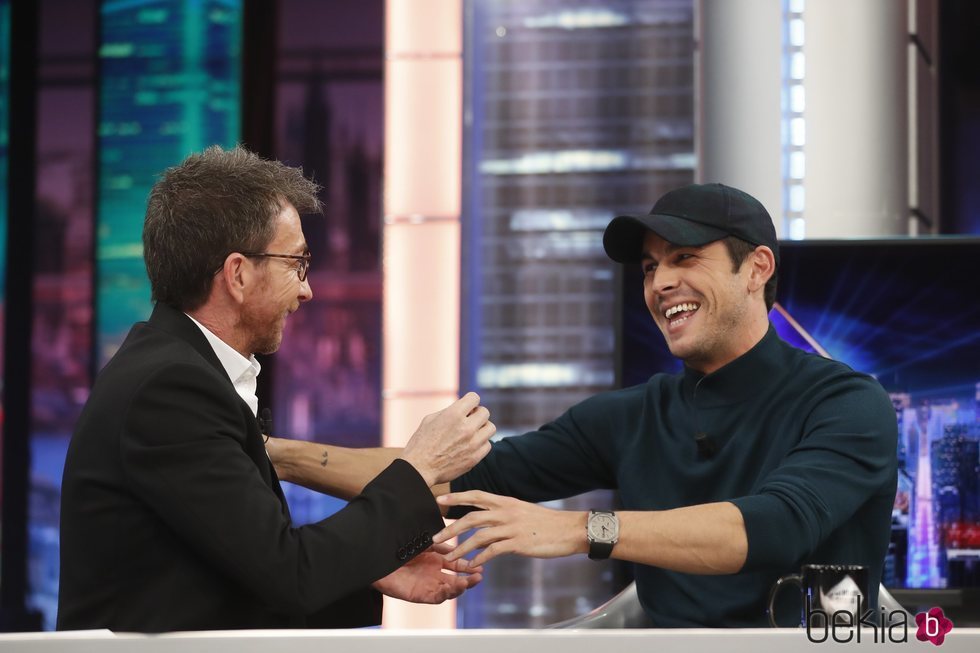 Mario Casas charlando con Pablo Motos en 'El Hormiguero'