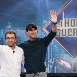 Mario Casas y Pablo Motos saludando al público de 'El Hormiguero'