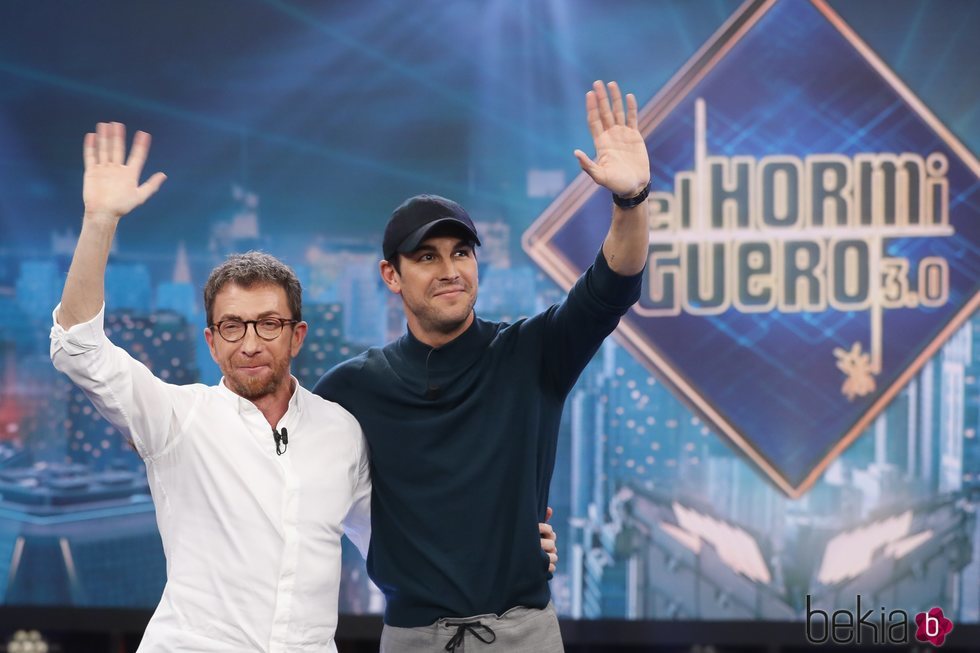 Mario Casas y Pablo Motos saludando al público de 'El Hormiguero'