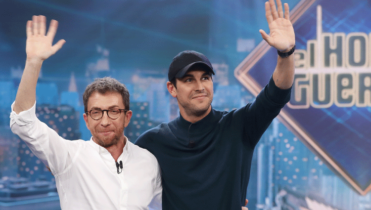 Mario Casas y Pablo Motos saludando al público de 'El Hormiguero'