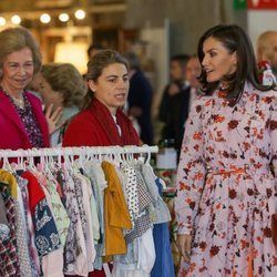 La Reina Letizia y la Reina Sofía durante su visita al Rastrillo Nuevo Futuro 2019