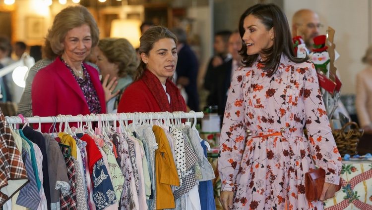 La Reina Letizia y la Reina Sofía durante su visita al Rastrillo Nuevo Futuro 2019