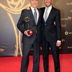 Matías Prats y su hijo Matías Prats posan con el Premio Iris 2019