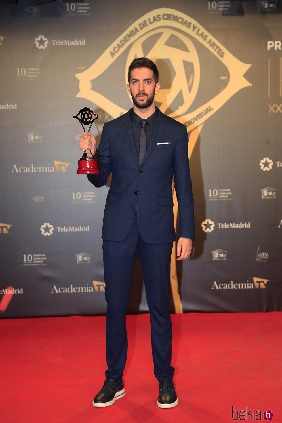 David Broncano posa en los Premios Iris 2019 con su premio por 'La Resistencia'