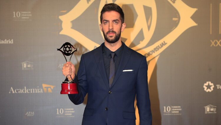 David Broncano posa en los Premios Iris 2019 con su premio por 'La Resistencia'