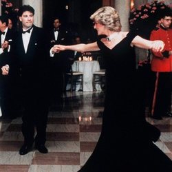 Lady Di y John Travolta bailando en la Casa Blanca en 1985