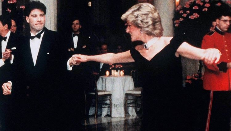 Lady Di y John Travolta bailando en la Casa Blanca en 1985