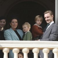 Carolina de Mónaco, Pierre Casiraghi y Beatrice Borromeo con sus hijos Stefano y Francesco y su sobrina India Casiraghi en el Día Nacional de Mónaco