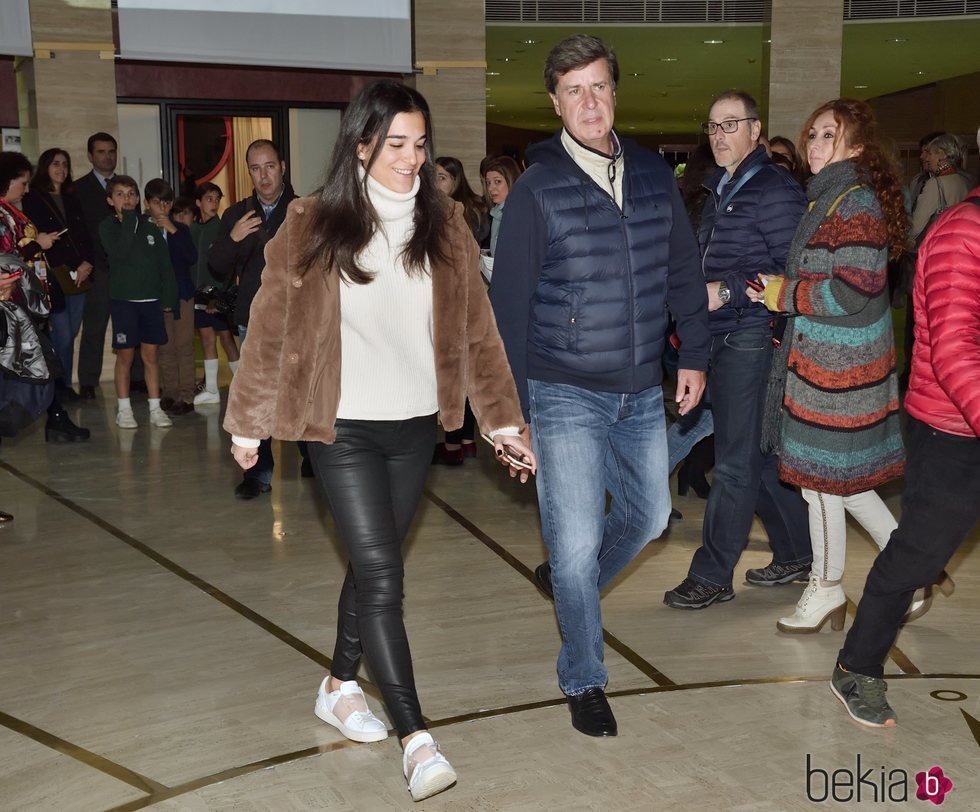 Cayetano Martínez de Irujo y su novia en la inauguración del SICAB 2019