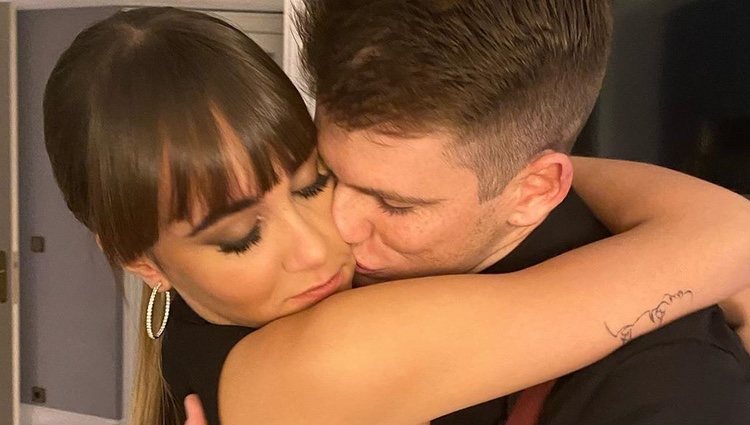 Aitana Ocaña y Miguel Bernardeau se abrazan con cariño antes de los Premios GQ