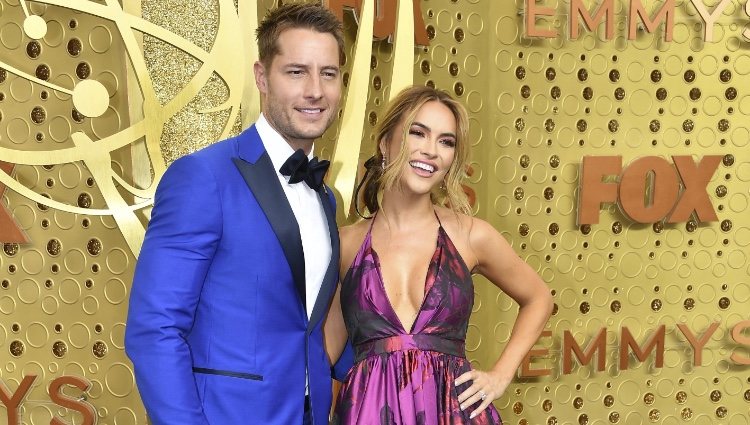 Justin Hartley y Chrishell Stause en los Emmy 2019