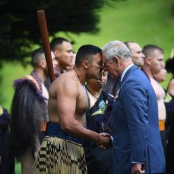 El Príncipe Carlos realizando el saludo maorí en su viaje oficial a Nueva Zelanda