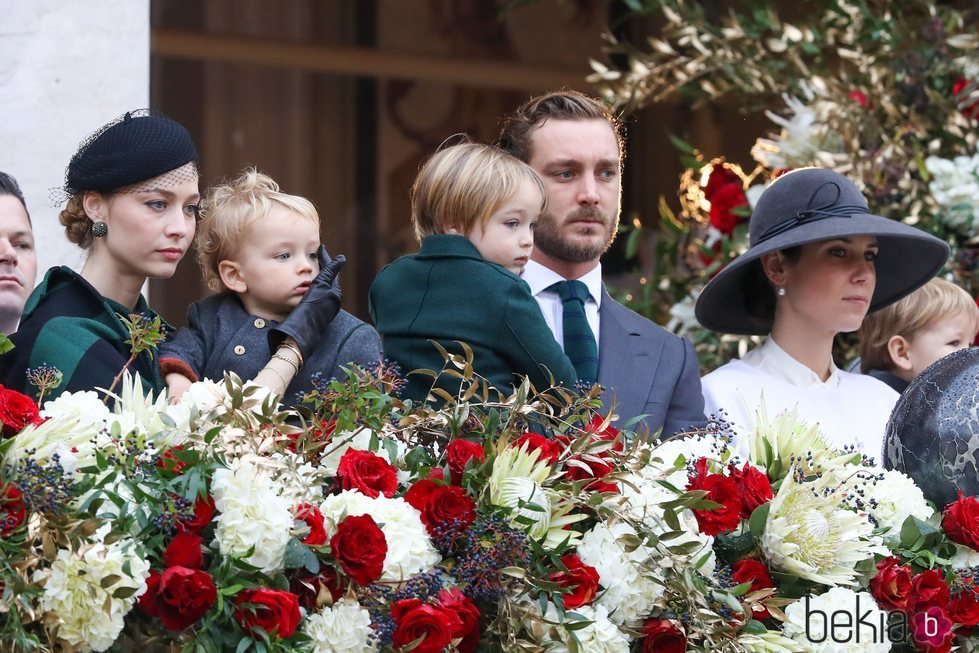 Pierre Casiraghi y Beatrice Borromeo con sus hijos Stefano y Francesco y con Tatiana Santo Domingo en el Día Nacional de Mónaco 2019