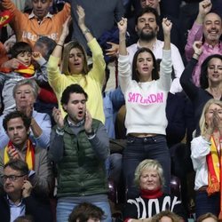 Sandra Gago animando a Feliciano López en la semifinal de la Copa Davis