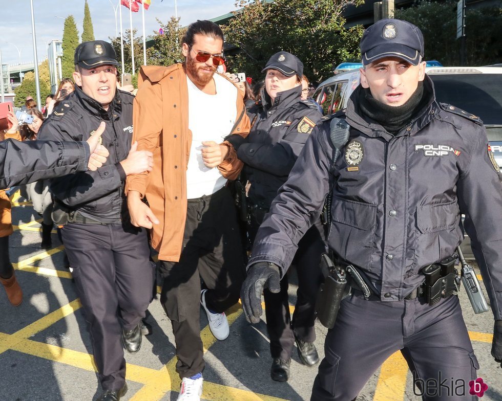 Can Yaman, protegido por la Policía en su llegada a España