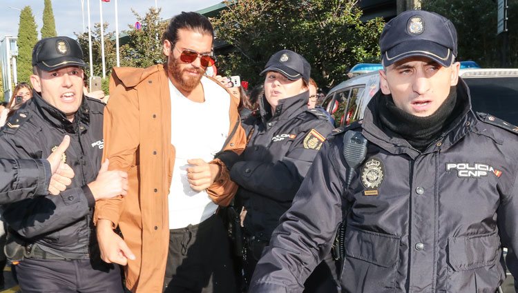 Can Yaman, protegido por la Policía en su llegada a España