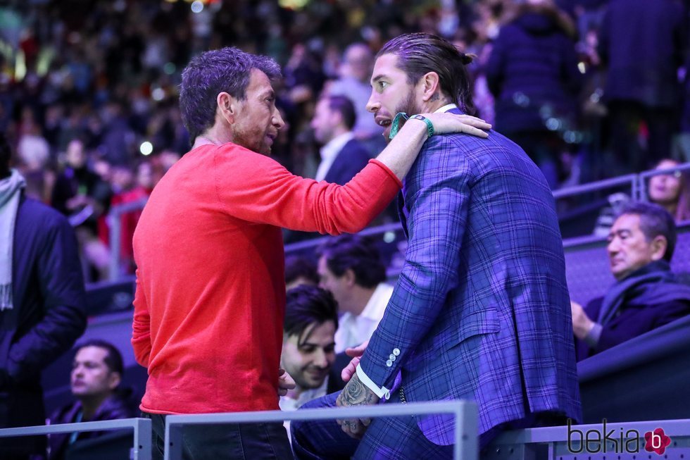 Pablo Motos saludando a Sergio Ramos en la Copa Davis 2019