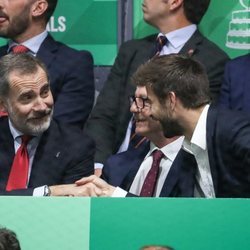 El Rey Felipe y Gerard Piqué compartiendo confidencias en la Copa Davis 2019