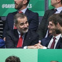 El Rey Felipe y Gerard Piqué compartiendo confidencias en la Copa Davis 2019