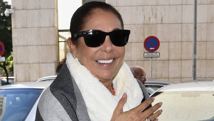 Isabel Pantoja muy feliz llegando a una comida con sus fans en Sevilla