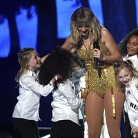 Taylor Swift junto a los niños bailarines en su actuación de los AMAs 2019