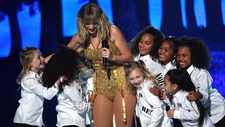 Taylor Swift junto a los niños bailarines en su actuación de los AMAs 2019