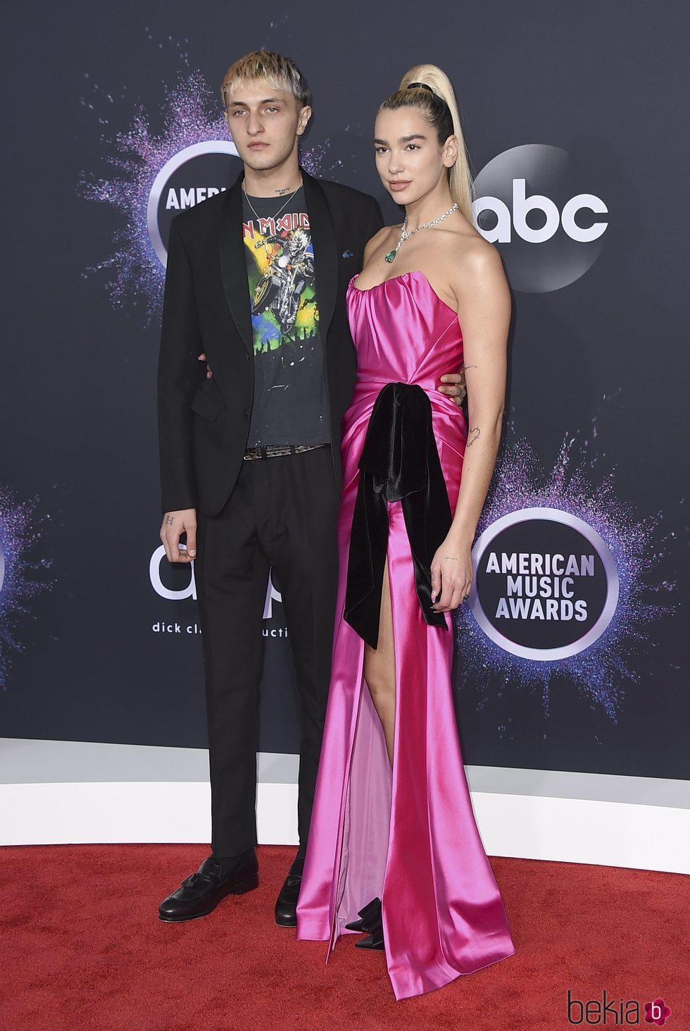 Anwar Hadid y Dua Lipa en la alfombra roja de los premios AMAs 2019