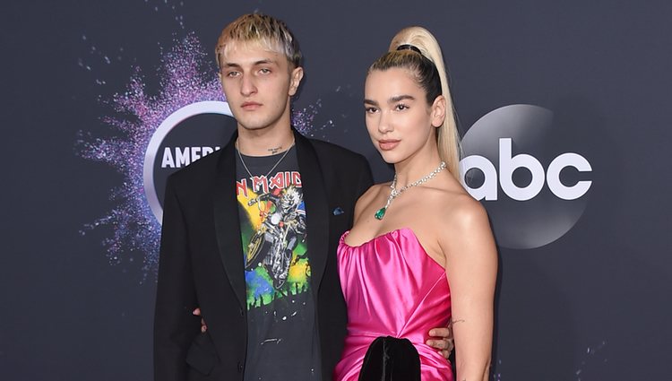 Anwar Hadid y Dua Lipa en la alfombra roja de los premios AMAs 2019