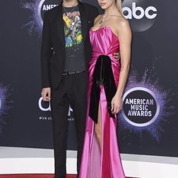 Anwar Hadid y Dua Lipa en la alfombra roja de los premios AMAs 2019