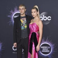 Anwar Hadid y Dua Lipa en la alfombra roja de los premios AMAs 2019