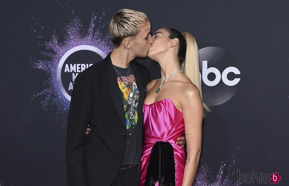 Anwar Hadid y Dua Lipa besándose en la alfombra roja de los premios AMAs 2019