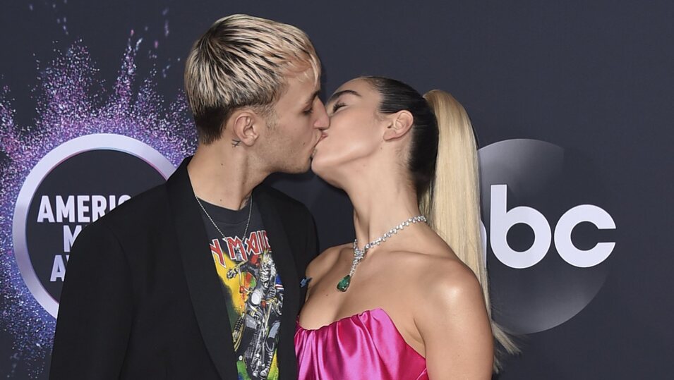 Anwar Hadid y Dua Lipa besándose en la alfombra roja de los premios AMAs 2019